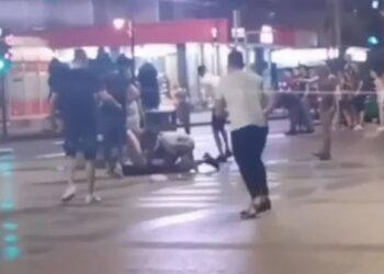 (VIDEO) GRUPA MOMAKA UDARA JEDNOG MLADIĆA, DJEVOJKE ZAPOMAŽU: SNIMAK TUČE ŠIRI SE INTERNETOM