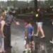 (VIDEO) 2 dječaka su skakala u velikoj bari, a onda se iznenada pojavio policajac i uradio ovo!