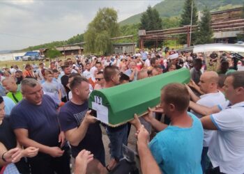 Tužna povorka s tabutima 19 žrtava genocida stigla u Potočare