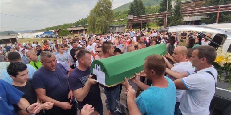 Tužna povorka s tabutima 19 žrtava genocida stigla u Potočare