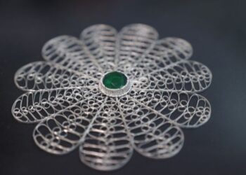 Za Dan nezavisnosti SAD autor Bajdenu izradio Srebreni cvijet Srebrenice