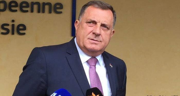 (VIDEO) Dodik psuje majku zastupniku na sastanku SNSD-a, članstvo mu aplaudira
