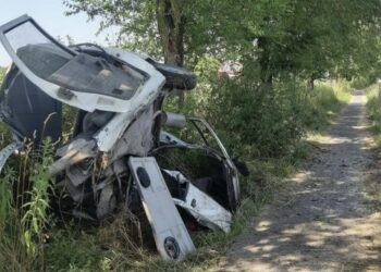 PRVE FOTOGRAFIJE JEZIVE NESREĆE U SRBIJI: MLADIĆ SE ZAKUCAO U DRVO, NA MJESTU JE OSTAO MRTAV, AUTOMOBIL SE PREPOLOVIO