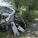 PRVE FOTOGRAFIJE JEZIVE NESREĆE U SRBIJI: MLADIĆ SE ZAKUCAO U DRVO, NA MJESTU JE OSTAO MRTAV, AUTOMOBIL SE PREPOLOVIO