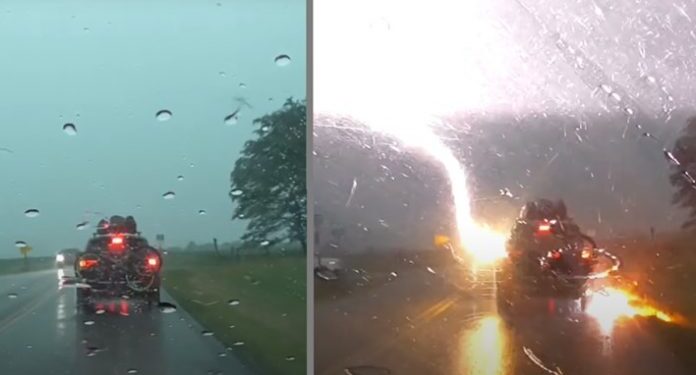 (VIDEO) KAMEROM SNIMIO UDARE MUNJE U AUTO