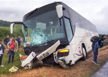 FOTO Autobus s oko 50 putnika izletio s ceste pa se zabio u stub i ogradu