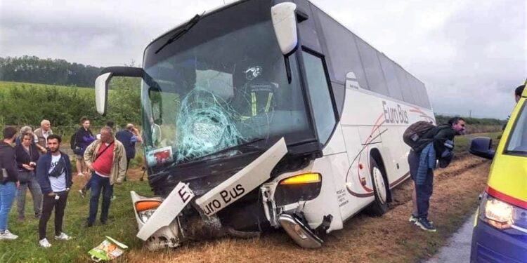 FOTO Autobus s oko 50 putnika izletio s ceste pa se zabio u stub i ogradu