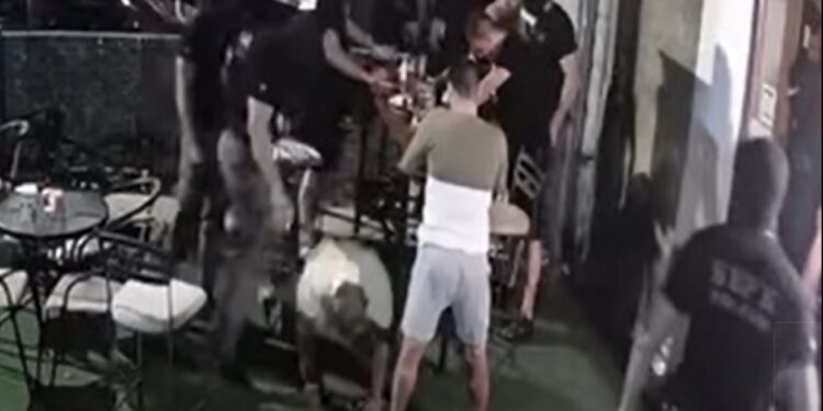 (VIDEO) Snimak racije u Cetinju: Policajac šutirao vlasnika lokala
