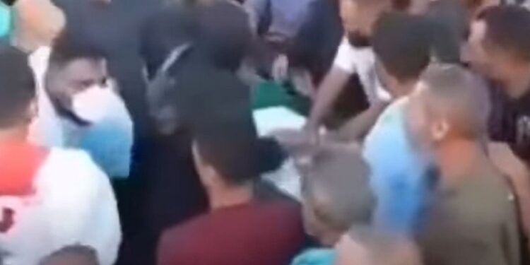 (VIDEO) TAMAN MU OTKLANJALI DŽENAZU, A RAHMETLIJA USTAO!