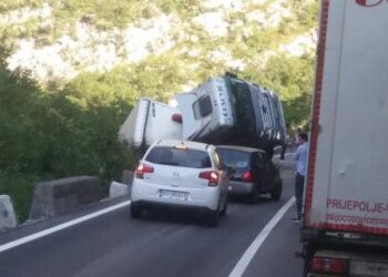 Šleper Prijepoljskih registracionih oznaka visi na provaliji u Crnoj Gori