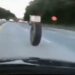 (VIDEO) Pogledajte kako otpali točak vozi po središnjoj barijeri