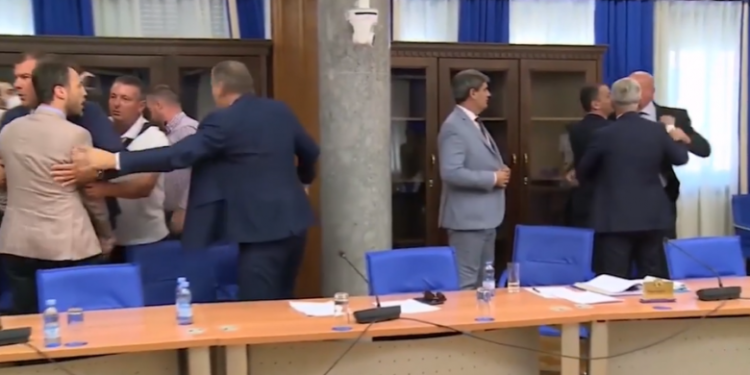 (VIDEO) HAOS U CRNOJ GORI: “ĆUTI BRE! ŠTITIŠ MAFIJU 30 GODINA” Pogledajte cijeli snimak sukoba Katnića i Milačića u Skupštini