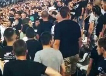 (VIDEO) Huligani i policija tukli navijače Partizana koji su skandirali Vučiću pederu