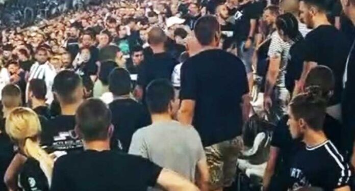 (VIDEO) Huligani i policija tukli navijače Partizana koji su skandirali Vučiću pederu