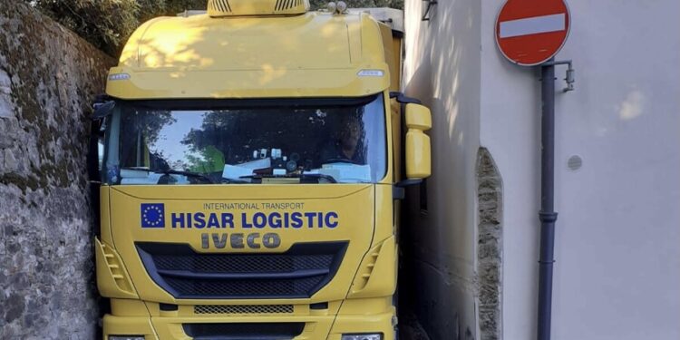 Italija: Kamion iz Makedonije pratio navigaciju pa zaglavio u uskim ulicama