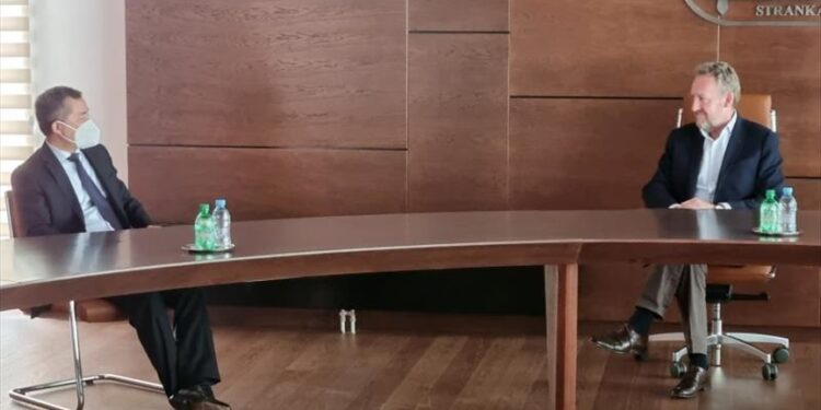 Izetbegović sa Ji Pingom: Početkom augusta stiže 500.000 doza vakcine Sinopharm koje je od Kine naručila Vlada FBiH