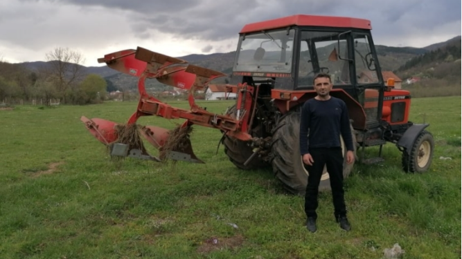 Ujutru radi kao predsjednik opštine, popodne radi u traktoru