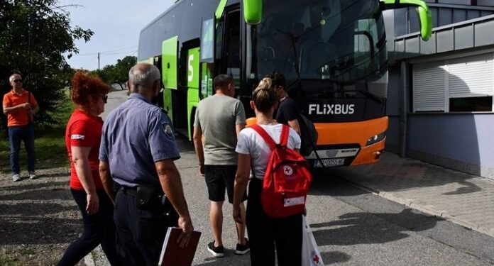 DIO PUTNIKA IZ PREVRNUTOG AUTOBUSA VRAĆA SE U PRIŠTINU: DANAS JE ZA NJIH TUŽAN DAN