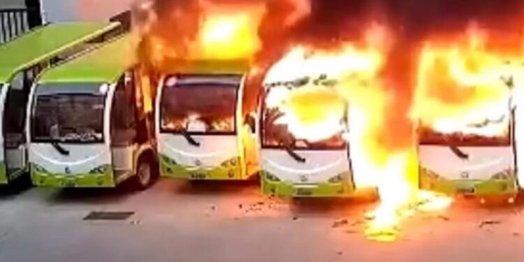 (VIDEO) Pogledajte kako hvaljeni električni autobus eksplodira i za koliko proširi požar