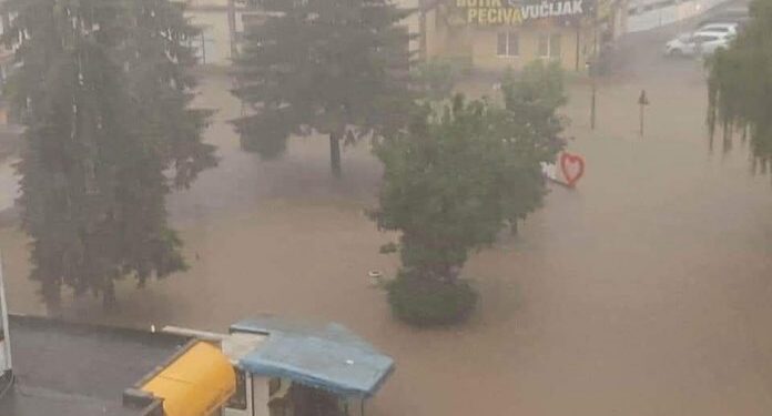 BH. GRAD POD VODOM: OBILNE PADAVINE POTOPILE ULICU