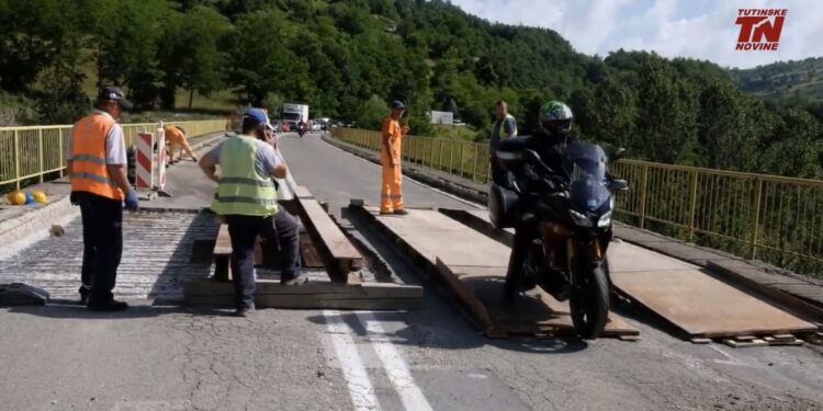 (VIDEO) Zbog sanacije oštećenja na Paljevskom mostu, otežan saobraćaj na putu Ribariće-Novi Pazar