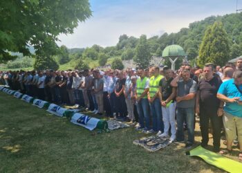 KLANJANA DŽENAZA ZA 19 ŽRTAVA GENOCIDA U SREBRENICI: SAGNUTE GLAVE, SUZE U OČIMA