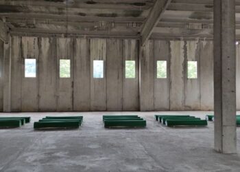 Tišina i zeleni tabuti u hali bivše fabrike u Potočarima