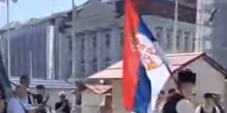 (VIDEO) Zagreb: Užičko kolo i srbijanska zastava na Trgu bana Jelačića