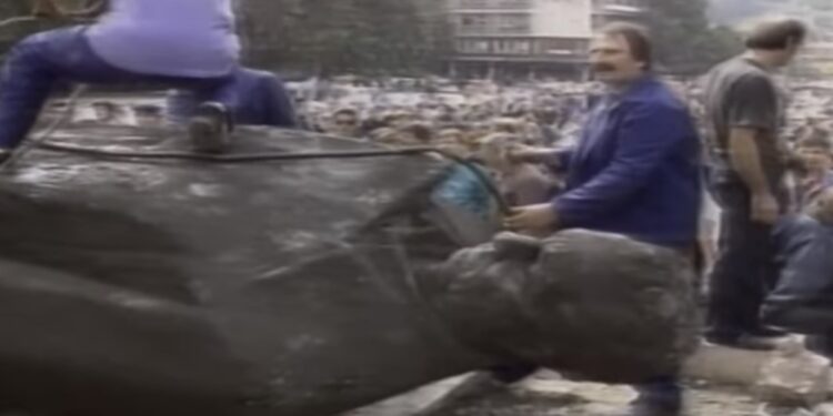 (VIDEO) POGLEDAJTE KAKO JE UKLONJEN SPOMENIK JOSIPA BROZA TITA U UŽICU 1991. GODINE