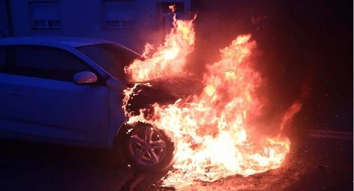 ŽENI SE ZAPALIO AUTOMOBIL JER JE STALNO VOZILA U PRVOJ BRZINI: POLAKO VOZIM, OPREZNA SAM