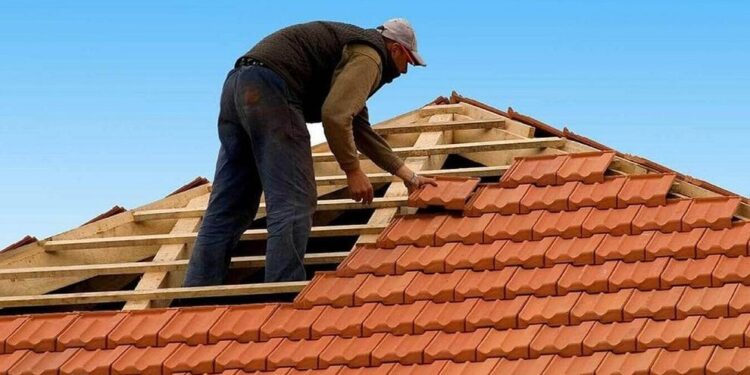 BiH: Bijeljinski vatrogasci uspješno spustili pijanog majstora sa krova kuće