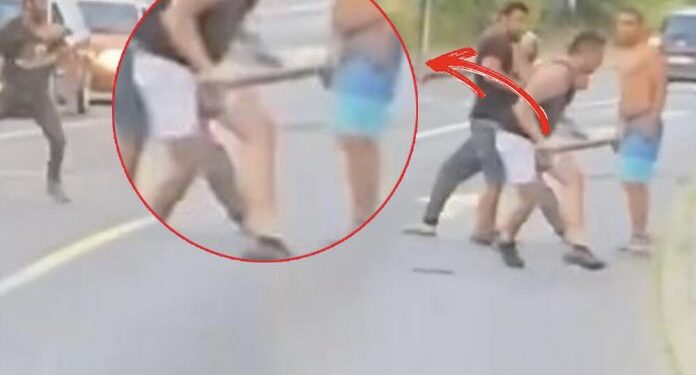 (VIDEO) MASOVNA TUČA NASRED ULICE: POLUGOLI SE GAĐALI ČIME SU STIGLI, A NA KRAJU POTEGLI I SJEKIRE