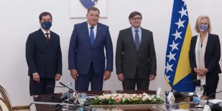PA ŠTA RADI OVAJ ČOVJEK? Novi skandal: Dodik odbio Palmera. Nije htio da se slika pored zastave BiH
