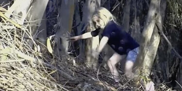 (VIDEO) Žena je uočila napuštenu djevojčicu na sred autoputa, a onda je zavrištala kada je vidjela šta se nalazi iza nje