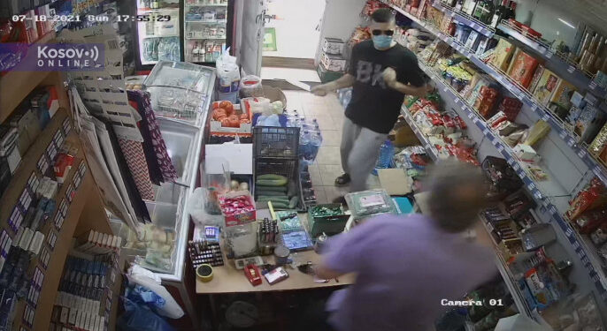 (VIDEO) Uhapšen zbog pokušaja razbojništva u Mitrovici, kamere snimile kako nožem pljačka radnju