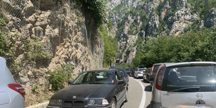 Totalni kolaps na granici sa CG, vozači trube iz bunta (FOTO)