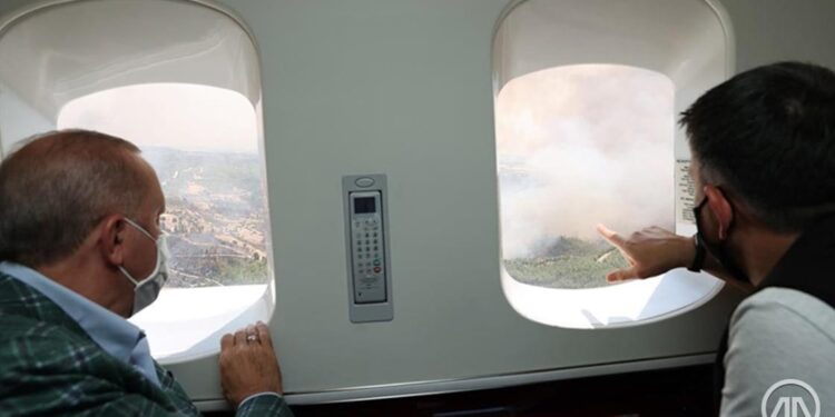 Erdogan iz helikoptera nadgledao područja zahvaćena požarima u Antaliji