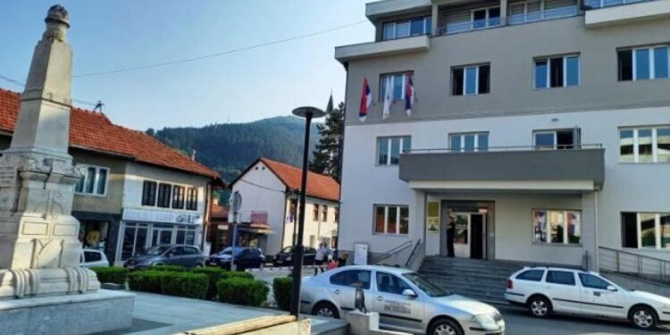 NA ZAHTJEV BNV I SDA PONOVO VRAĆENA BOŠNJAČKA NACIONALNA ZASTAVA NA INSTITUCIJAMA U PRIJEPOLJU