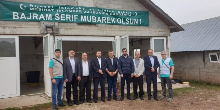 MUFTIJA HALITOVIĆ SA SARADNICIMA PRISUSTVOVAO DANAŠNJEM KLANJU KURBANA