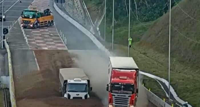 (VIDEO) Dva kamiona na istoj spasilačkoj rampi – ulijetanje u pijesak pod kutom