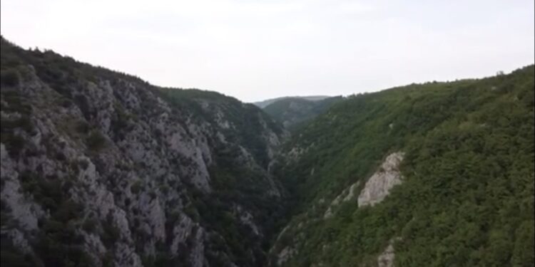 (VIDEO) POGLEDAJTE RADMANSKU KLISURU IZ PTIČIJE PERSPEKTIVE