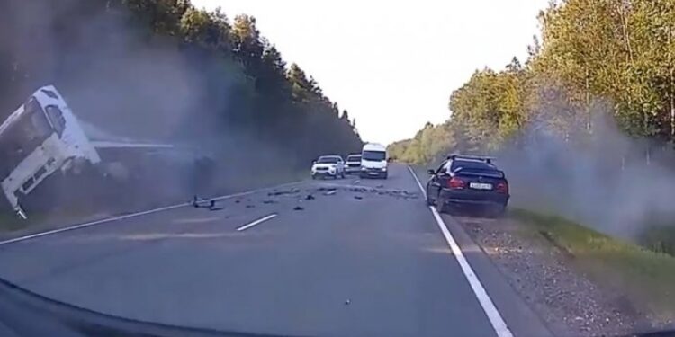 (VIDEO) Rusija: Snimljen frontalni sudar kamiona i automobila, prizori su strahoviti