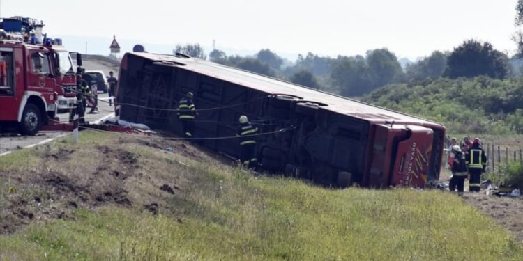 (VIDEO) U slijetanju autobusa kod Slavonskog Broda deset poginulih
