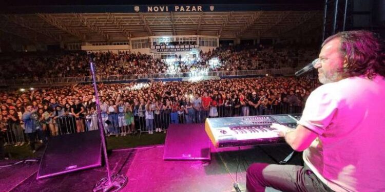 [FOTO] Lukasov spektakl u Novom Pazaru, publiku pozvao da zajedno doniraju novac za Merjem