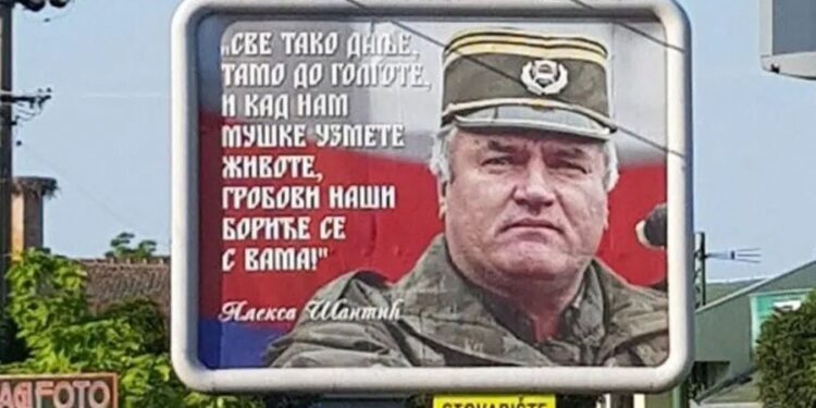 Osvanuo ogroman bilbord Ratka Mladića u Baču sa porukom, i niko ne reaguje…