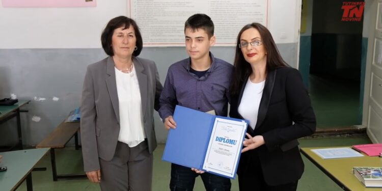 (VIDEO) Podijeljene diplome i nagrade najboljim učenicima OŠ “Vuk Karadžić”