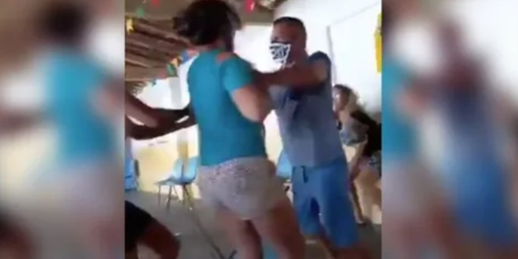 (VIDEO) Poveo ljubavnicu na vakcinaciju i u prostoriji naletio na suprugu i njenu sestru, nuspojave su bile strašne!
