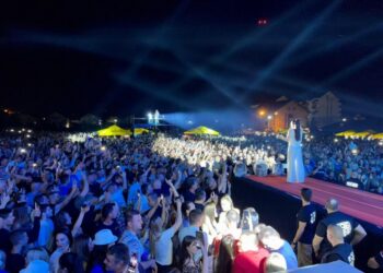(VIDEO) PROVOKACIJA SE OBISTINILA: Ceca Ražnatović, udovica ratnog zločinca Arkana, održala koncert pred 20.000 ljudi na stadionu FK Drina