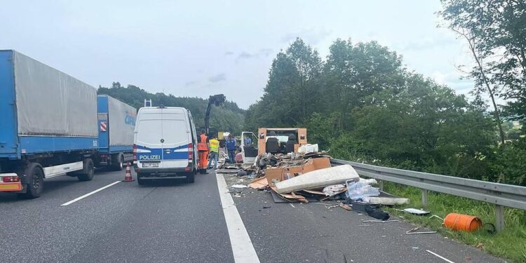 Njemačka: Kamion udario u kamp kućicu, a droga se razletjela po autocesti