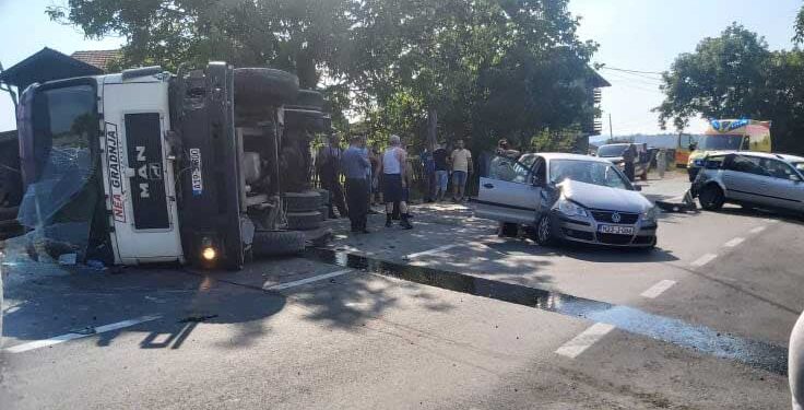 BIH: NAKON SAOBRAĆAJNE NESREĆE NA PUTU M4 DVIJE OSOBE PREVEZENE NA UKC TUZLA